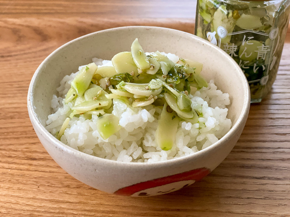 あったかいご飯に「青いにんにく辣油」をそのままのせて食べても美味しい！