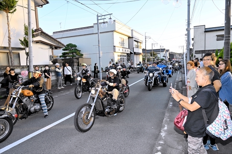 小高区内をパレードする女性ライダーら