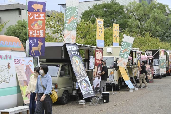 ジビエ料理を提供するキッチンカーが集まった「ジビエ秋祭り」＝4日午後、松山市堀之内