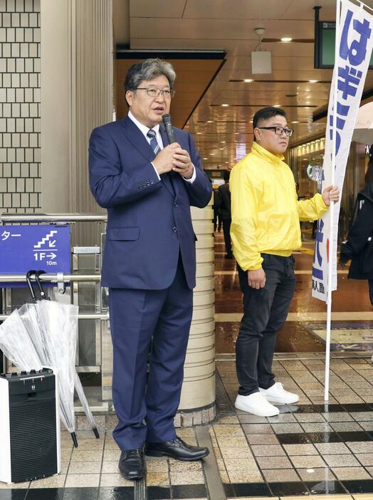 衆院選での当選から一夜明け、JR八王子駅前で通勤客らにあいさつする萩生田光一氏＝28日午前