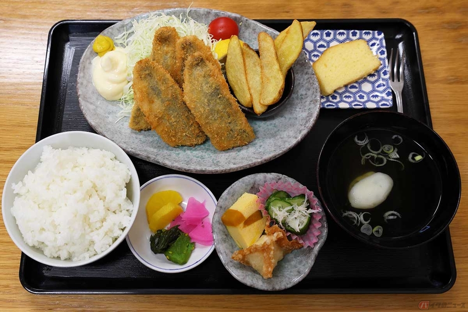 「食事処まつい」の「アジフライ定食」は、彩りが綺麗で見ているだけで嬉しくなる定食