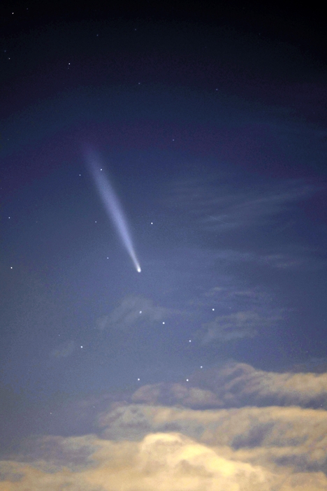 日没後の西の空に現れた紫金山・アトラス彗星（2秒間露光）（16日午後6時11分、大阪府吹田市で）＝吉野拓也撮影