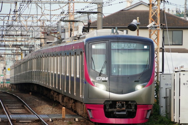 「京王ライナー」として走る5000系電車（画像：写真AC）。