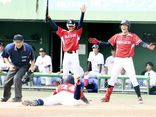 【四日市大―日大国際関係学部　一回表1番西村が右越え三塁打で出塁後、相手守備の乱れをついて一気に生還。四日市大が初回に1点先制＝ダイムスタジアム伊勢で】