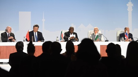 2023年8月に南アフリカのヨハネスブルクで行われたBRICSサミットで登壇した各国首脳（写真・2023 Bloomberg Finance LP）