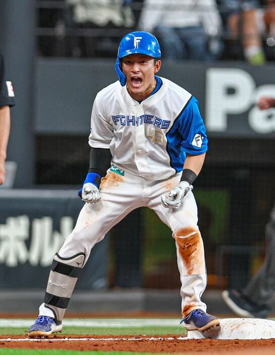 7回に勝ち越しタイムリーを放ち吠える水野達稀選手【写真：時事】