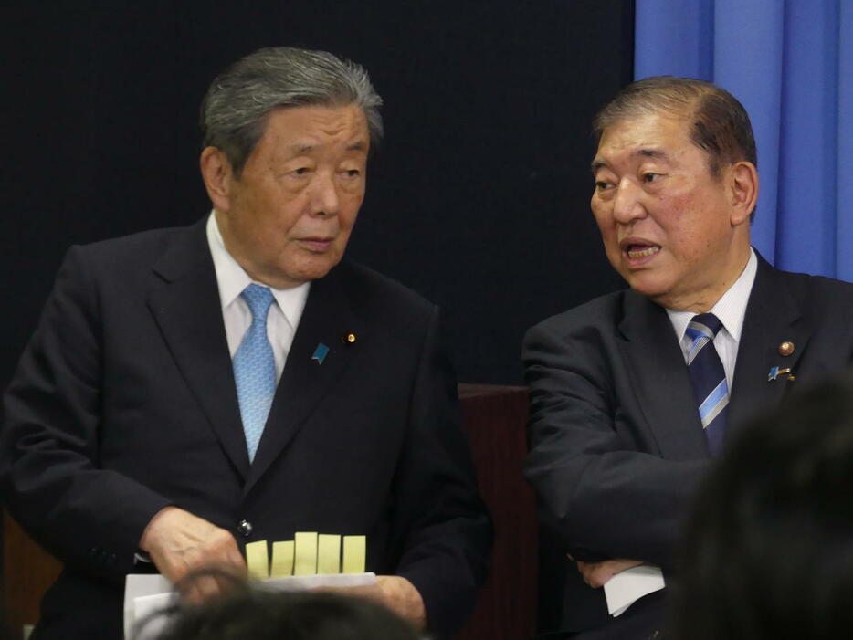 石破茂首相（右）と森山裕幹事長（2024年9月30日撮影）