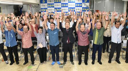 当選を確実にして、万歳三唱をする西銘恒三郎氏（前列右から４人目）＝２７日午後11時１２分、南風原町兼城の選挙事務所