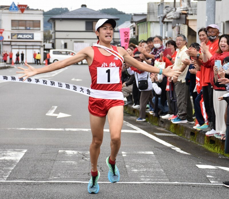 1位でフィニッシュする小林の温水英真＝宮崎県西都市で2024年10月26日午後2時17分、塩月由香撮影