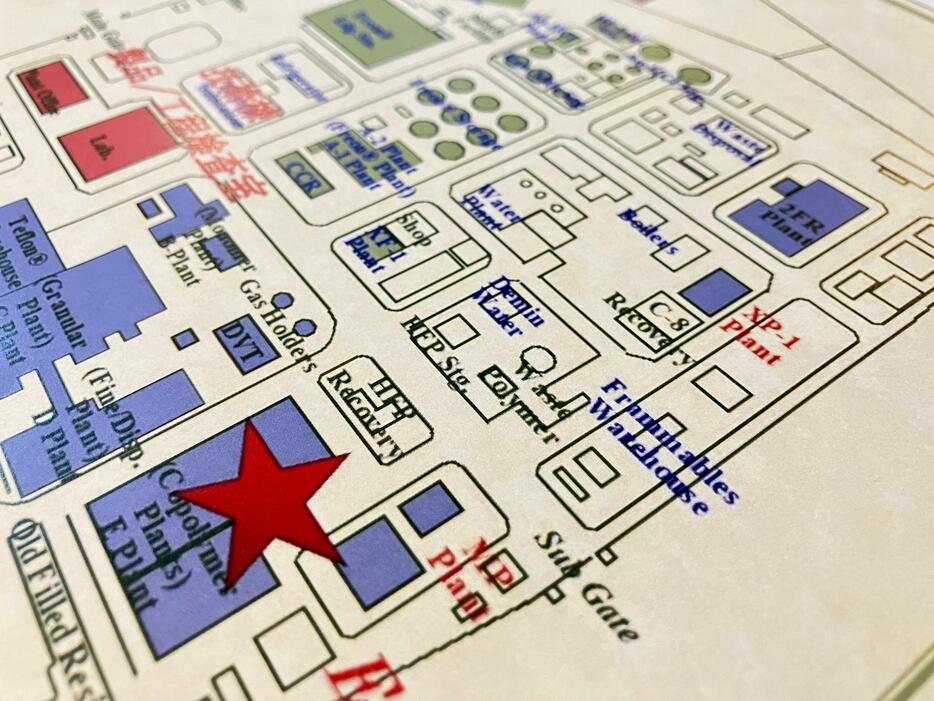 「デュポン・ファイル」に含まれていた工場内地図。右上に「XP-1 Plant」の赤い文字。赤い星の「E Plant」でもフッ素樹脂を製造