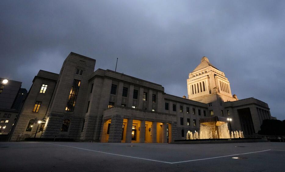 夕暮れに浮かび上がる国会議事堂