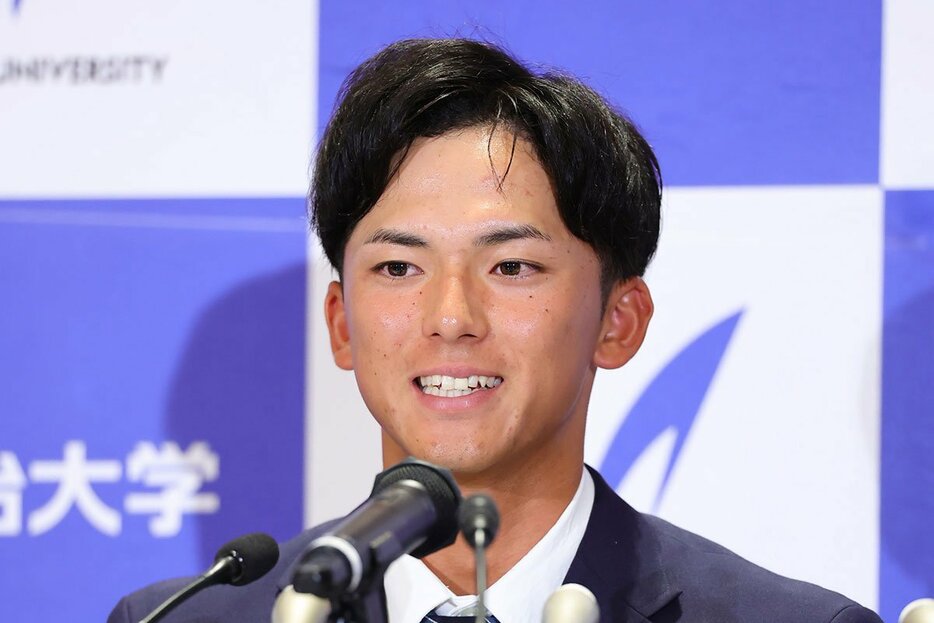 楽天から１位指名を受け会見する明大・宗山塁