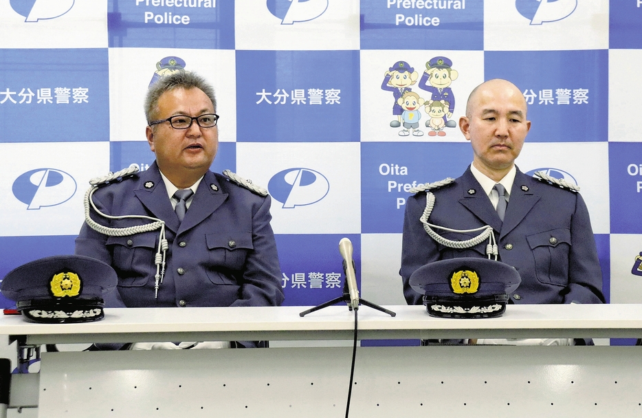 受賞を報告する三浦警部補（左）と仲野警部補