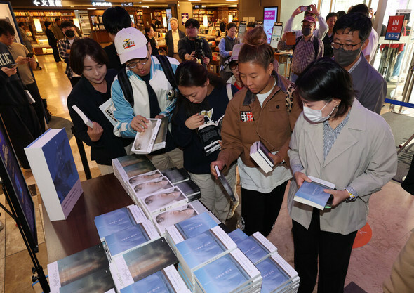 11日午前、ソウル鍾路区の教保文庫光化門店で、前日にノーベル文学賞の受賞者に選ばれたハン・ガンの本を購入する市民=キム・テヒョン記者