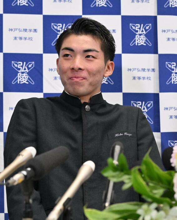 ソフトバンクから1位指名を受けほほ笑む神戸弘陵の村上泰斗（撮影・石井愛子）