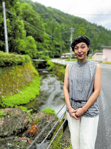 城崎国際アートセンター前に流れる川沿いに立つ上田。この川で水をくみ、どのような成分で構成されているかを調査し、創作に役立てたという