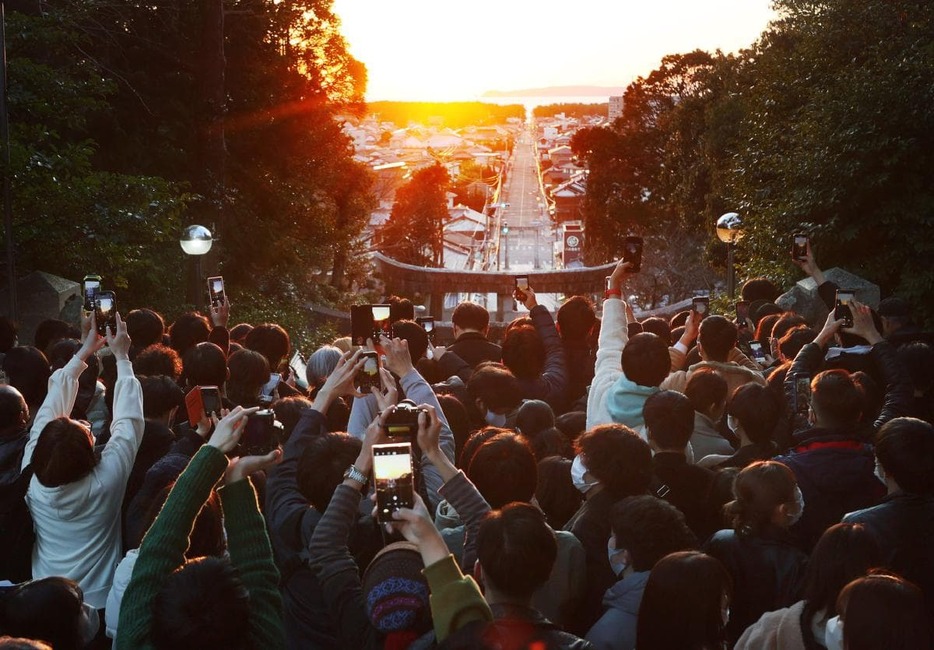 「光の道」を見ようと宮地嶽神社に集まった人たち(2023年2月撮影)