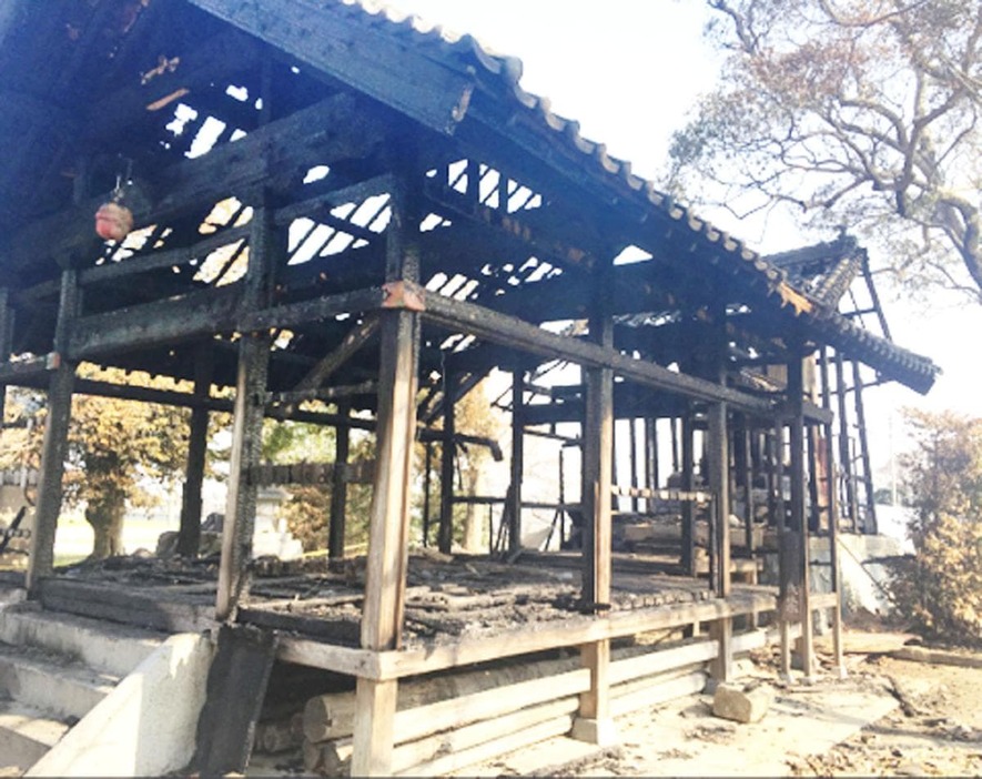 全焼した太郎丸神社。焼け残った鈴が下がっている(2016年撮影、神社提供)