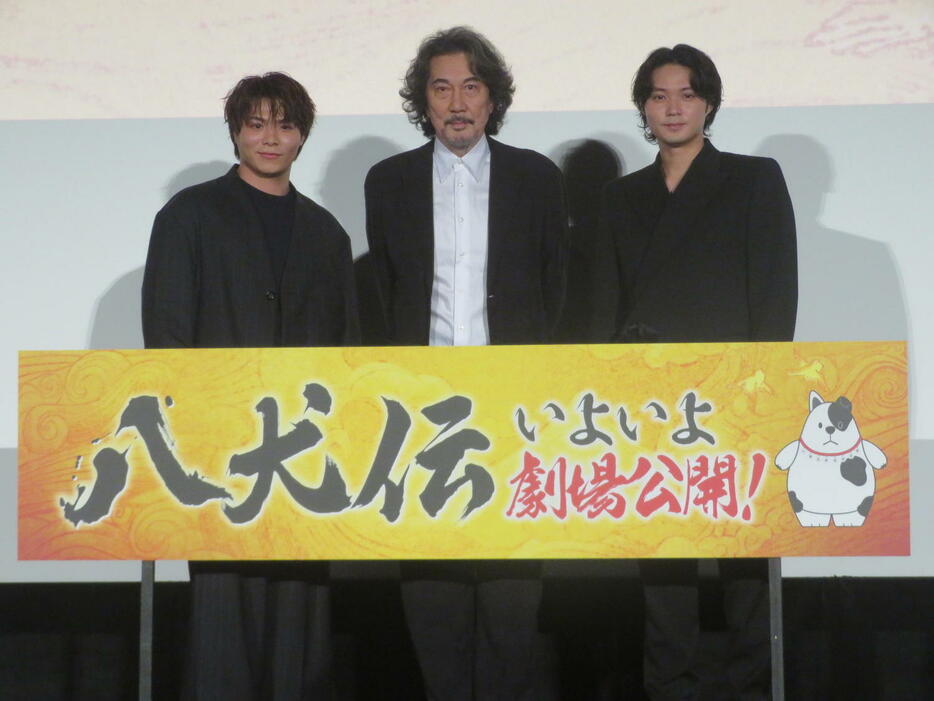 映画「八犬伝」公開前日上映イベントに出席した、左から阿部一二三、役所広司、磯村勇斗