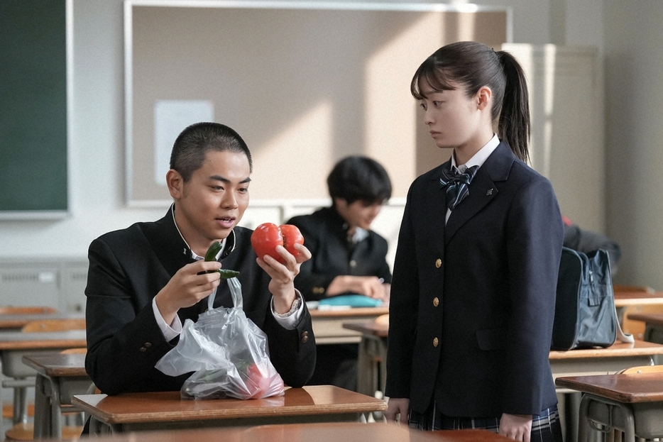 連続テレビ小説「おむすび」第4話。米田結（橋本環奈）と古賀陽太（菅生新樹・左）（C）NHK