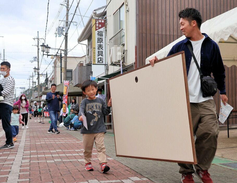 借り物競争で表具店からふすまを借りてきた親子連れ（舞鶴市平野屋・平野屋商店街）