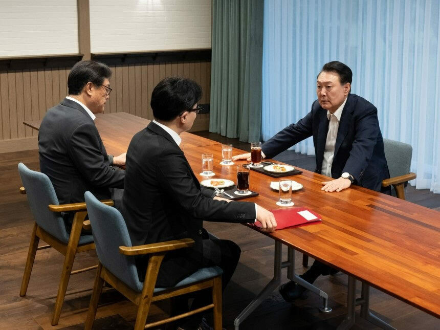 (写真：朝鮮日報日本語版) ▲尹錫悦大統領が21日、ソウル市竜山の大統領室庁舎前の野外庭園「パイングラス」で韓東勲・国民の力代表と会談している。（大統領室提供）2024.10.21／ニュース1