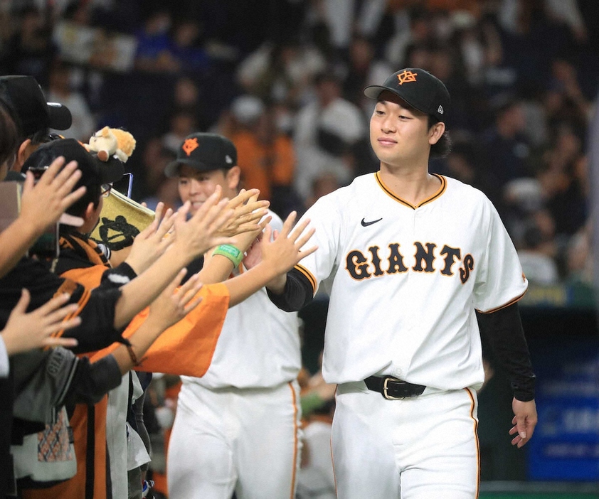 ＜巨・D＞ファンとハイタッチをかわす山崎伊　（撮影・西川祐介）