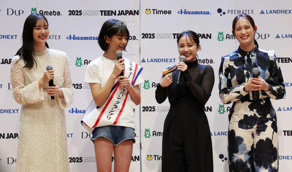 「2025ミス・ティーン・ジャパン」決勝大会で平祐奈（中央右）の飛び道具に笑顔を見せる、左から新川優愛、グランプリの増田有沙さん、1人おいてトラウデン直美（撮影・宮地輝）