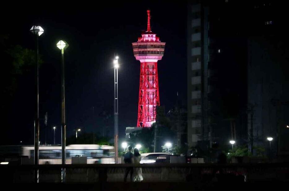 赤い外観で夜間も存在感を放つポートタワー