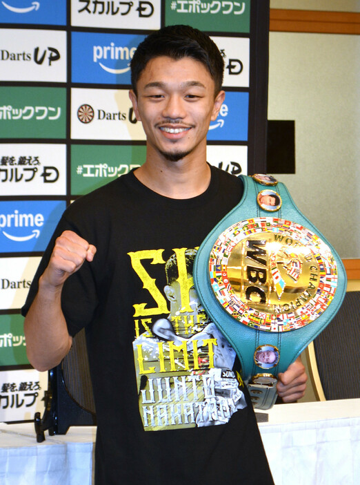 ＷＢＣバンタム級王座を防衛し、記者会見で笑顔を見せる中谷潤人。「いい試合ができてホッとしている」と、６回ＴＫＯで快勝した試合を振り返った＝１５日、東京都文京区