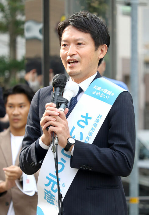 出陣式であいさつする斎藤元彦氏（カメラ・筒井　政也）