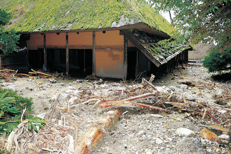 土砂や流木で外壁が流された時國家住宅＝輪島市町野町西時国