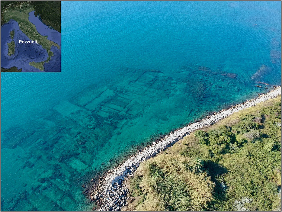 海底に見えるのは、古代都市プテオリで輸入物資を保管していた倉庫群。