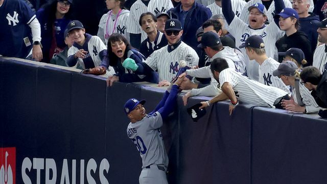 観客にグラブをつかまれるムーキー・ベッツ選手(写真：USA TODAY Sports/ロイター/アフロ)