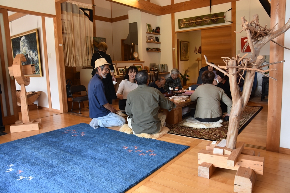 ユニークな木工作品が並ぶ「UJITEI」=岡山県津山市で