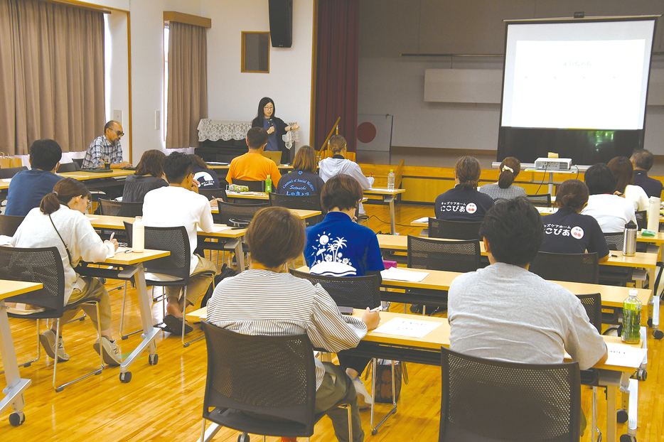 奄美大島内7事業所が参加した子どもの発達と支援計画に関する研修会＝5日、鹿児島県龍郷町りゅうがく館