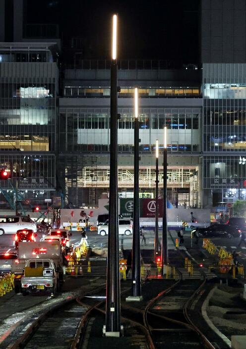 試験点灯した駅前大橋線の架線用の支柱