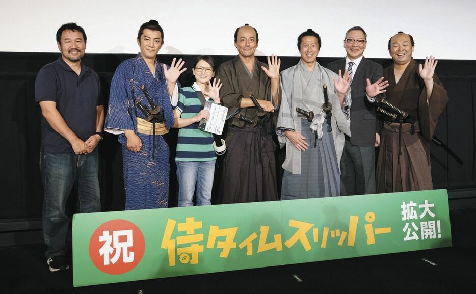 映画「侍タイムスリッパー」の舞台あいさつを行った（左から）安田淳一監督、田村ツトム、沙倉ゆうの、山口馬木也、冨家ノリマサ、井上肇、高寺裕司