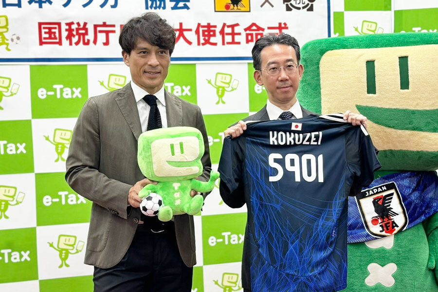 宮本恒靖会長（写真左）と国防庁の奥達雄長官【写真：FOOTBALL ZONE編集部】