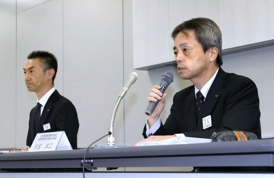 記者会見するJR九州の古宮洋二社長（右）とJR九州高速船の大羽健司社長＝31日午前、福岡市