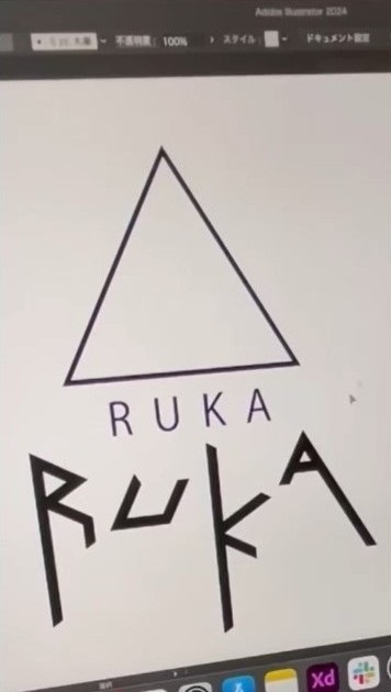 正三角形の中にデザインされた「RUKA」の文字を入れて行きます