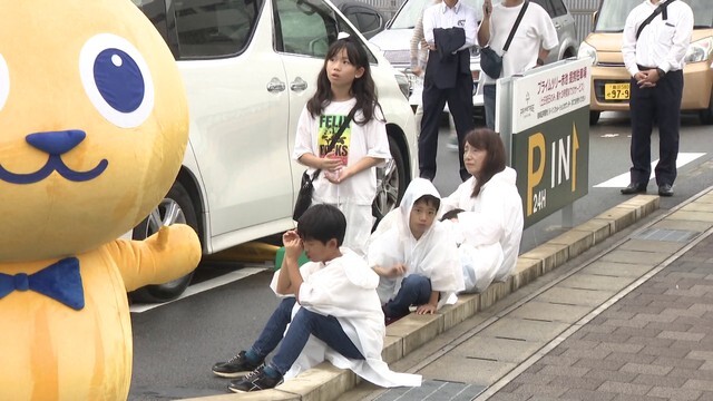 お母さんの演説を聞く杏南ちゃん