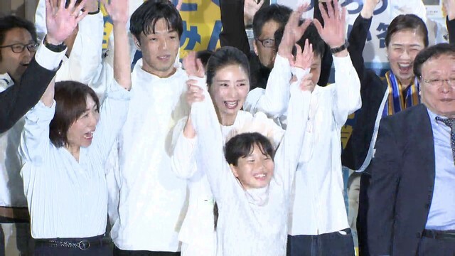 一緒に万歳する日野さんと長女・杏南ちゃん