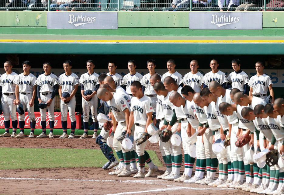 三田学園対市和歌山　市和歌山に敗れベンチ前に整列する三田学園の選手たち（撮影・上山淳一）