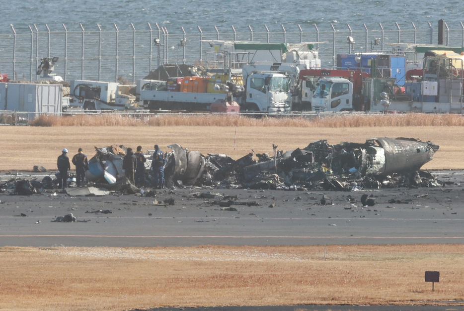 日本航空と海上保安庁の航空機が衝突した現場周辺＝１月４日、東京・羽田空港