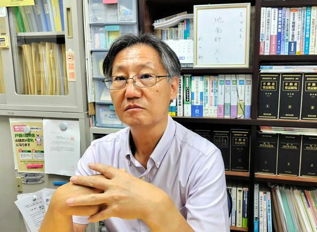 ドラマ「地面師たち」を監修した司法書士の長田修和さん＝東京都内の事務所、小寺陽一郎撮影