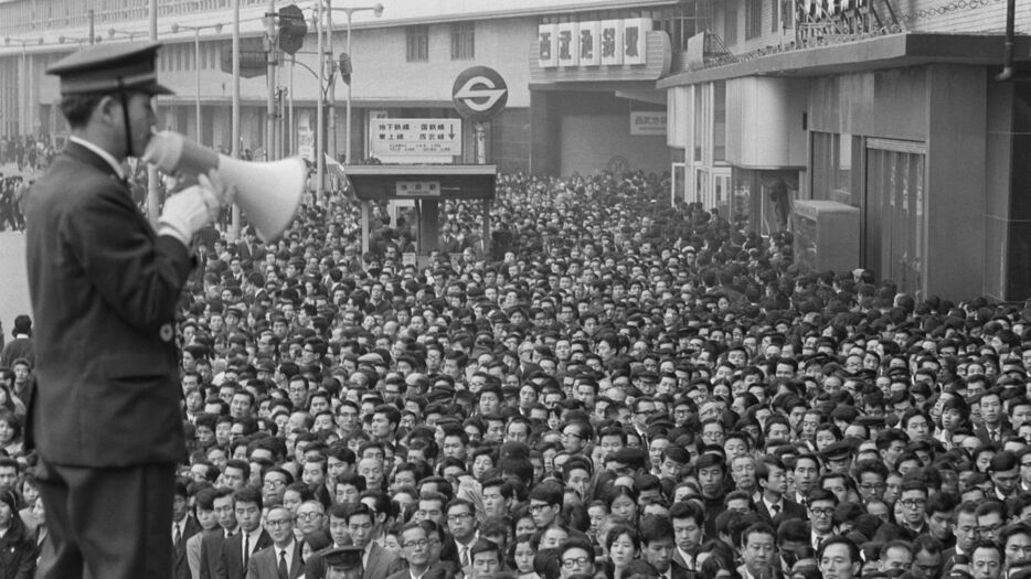 1968年10月22日朝、池袋駅前の大混雑（時事）