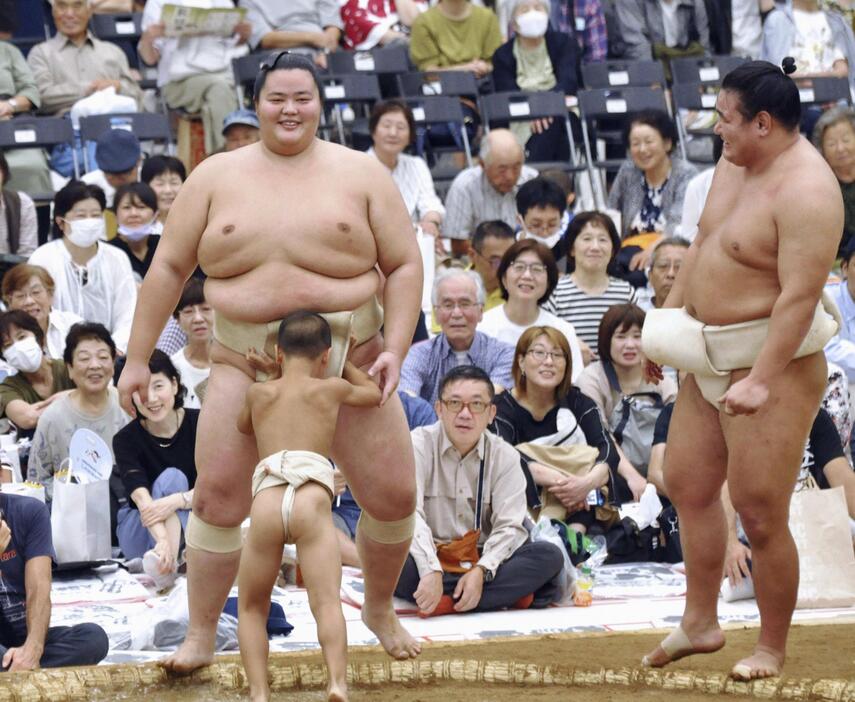 子どもに稽古をつける琴桜。右は豊昇龍＝千葉県柏市