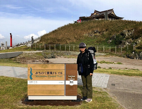 青森県八戸市の蕪島に立つ松野さん