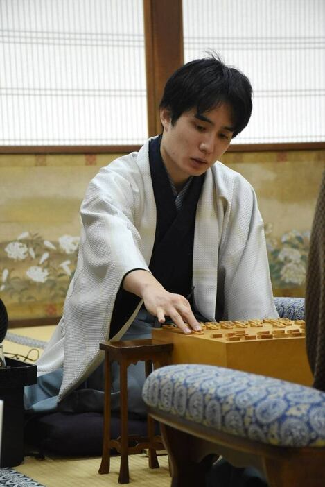 将棋の第37期竜王戦七番勝負第3局2日目に臨む佐々木勇気八段＝京都市の総本山仁和寺（日本将棋連盟提供）